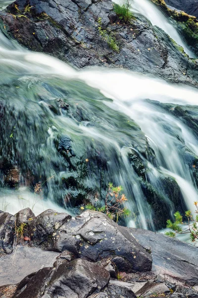 Potente Ruscello Acqua Tra Pietre Una Bella Cascata — Foto Stock