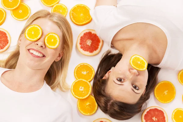 Jeune Femme Mignonne Avec Des Fruits Gros Plan — Photo