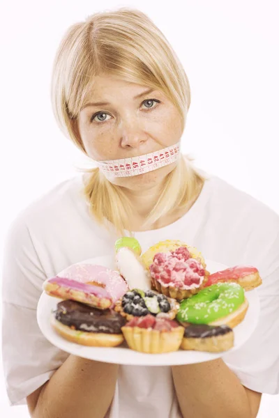 Jovem Uma Dieta Com Uma Placa Com Bolos Isolado Fundo — Fotografia de Stock