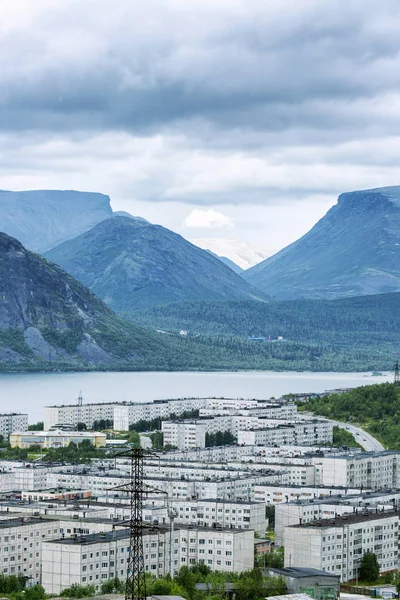 Liten Stad Bergen Vid Sjön — Stockfoto