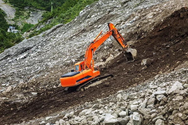 Excavator Digs Earth Mountainside — Stock Photo, Image