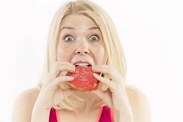 Mulher Bonita Comendo Bolo Close Isolado Branco — Fotografia de Stock