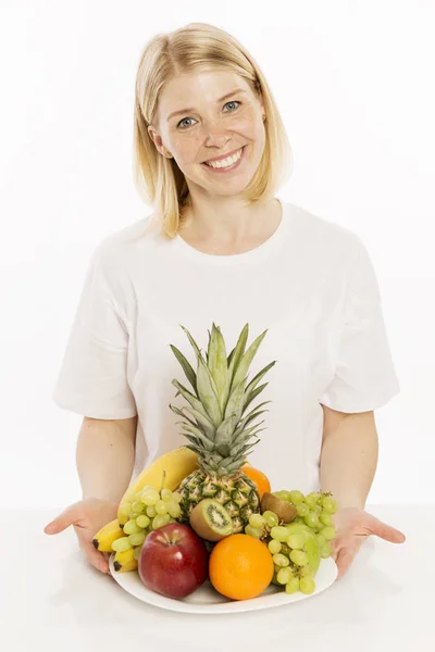 Hermosa Joven Con Tazón Fruta Mezcla Sonriendo — Foto de Stock