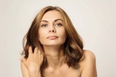 Güzel genç ince kadın sevimli gülümseyen, yakın çekim