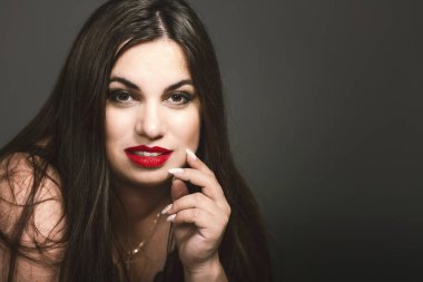 Güzel tam esmer artı boyutu, yakın çekim