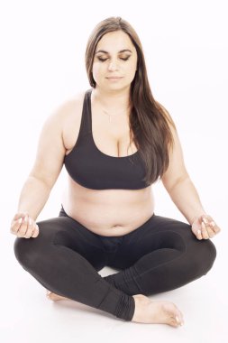 Aerobik egzersiz yaparak genç şişman kadın