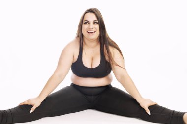 Aerobik egzersiz yaparak genç şişman kadın