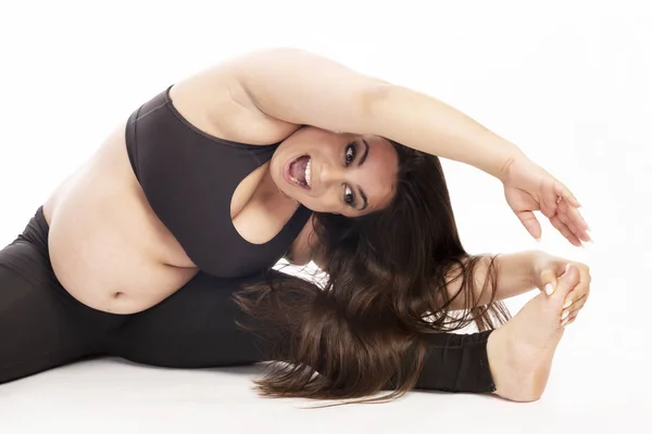 Mulher Gorda Jovem Fazendo Exercício Aeróbico Fundo Branco — Fotografia de Stock