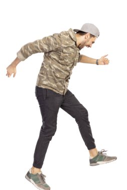 Yakışıklı bir genç adam gülüyor ve aptallar