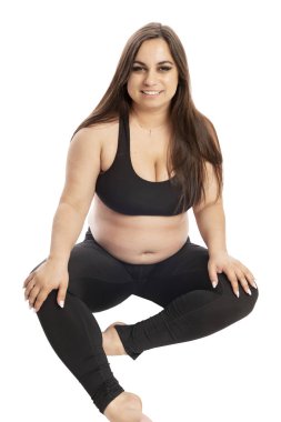 Spor giyim, beyaz arka plan üzerinde izole kalın kadın