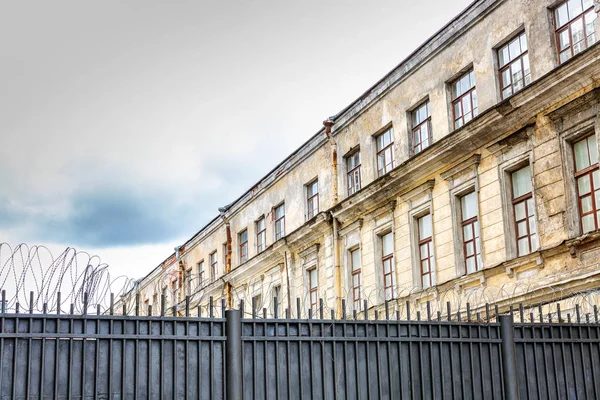 Grote Oude Huis Buiten Het Hek Met Prikkeldraad — Stockfoto