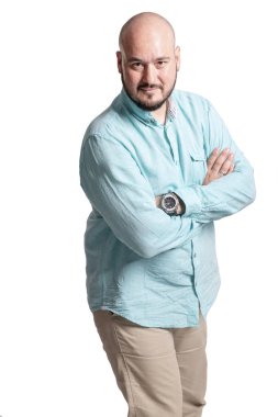 Kel adam gülümseyen, yakın çekim, beyaz arka plan üzerinde izole