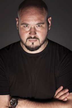 Kel acımasız adam, yakın çekim