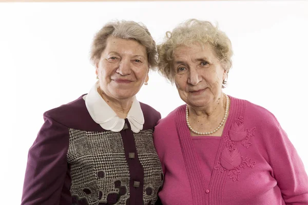 Äldre Kvinnor Vänner Omfamna Och Skratta Närbild Isolerad Vit Bakgrund — Stockfoto