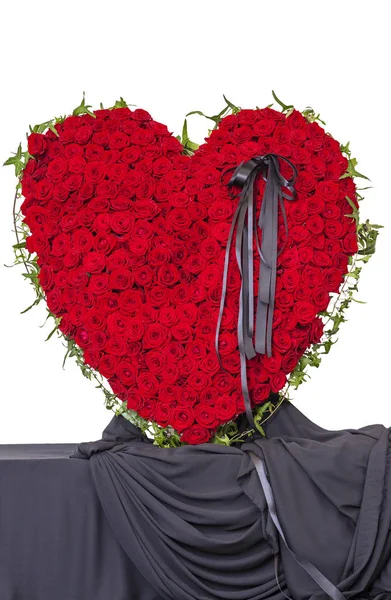 在白色背景查出的心脏形状的红色玫瑰的葬礼花圈 — 图库照片