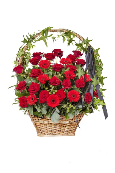Гарний Похоронний Вінок Червоних Троянд Ізольований Білому Тлі — стокове фото