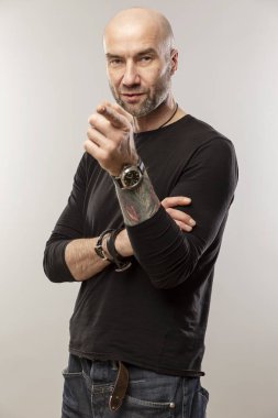 Acımasız kel adam, gri arka plan