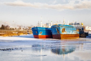 Donmuş bir gölet, eski renkli paslı gemilerde frost ve güneşli