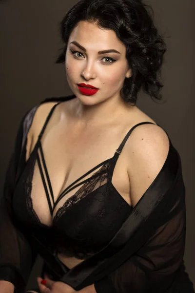 Güzel genç kadın artı boyutu büyük büstü iç çamaşırı ile