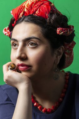 Frida Kahlo suretinde bir kadın portresi