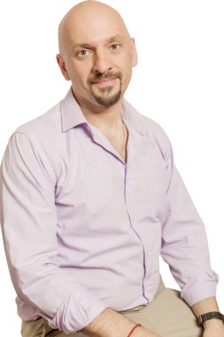 Oturma ve gülümseyen kel adam