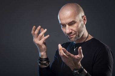 Acımasız kel adam, koyu arka plan