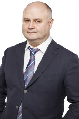 Beyaz arka plan üzerinde izole elbiseli yetişkin kel adam