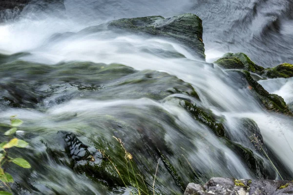 Potente Flujo Agua Sobre Las Piedras Primer Plano —  Fotos de Stock