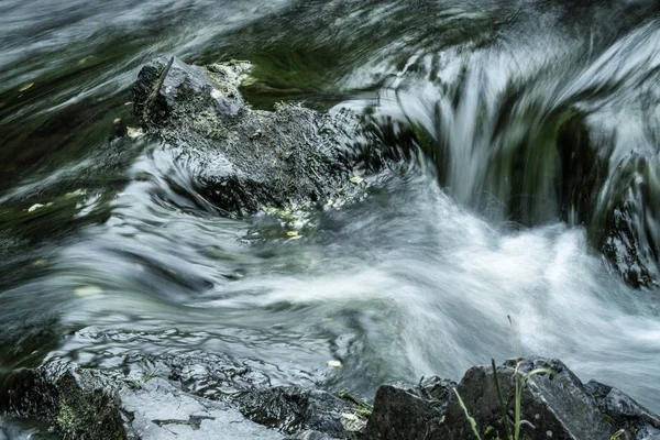 Potente Flusso Acqua Sulle Pietre Primo Piano — Foto Stock