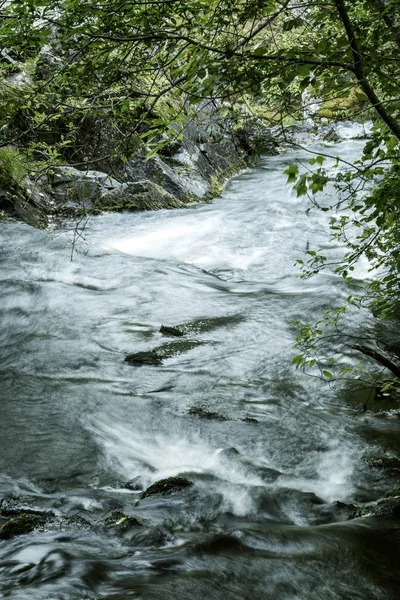 Mächtiger Wasserfluss Über Die Steine Nahaufnahme — Stockfoto