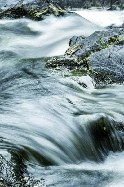 Poderoso Fluxo Água Sobre Pedras Close — Fotografia de Stock