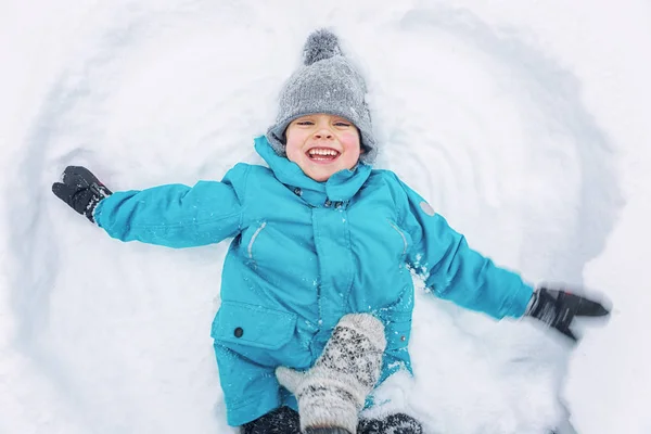 Rindo Menino Deitado Neve — Fotografia de Stock