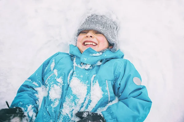 Rindo Menino Deitado Neve — Fotografia de Stock