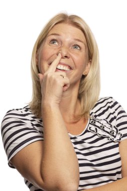 Güzel bir kadın onun burun ve gülüyor, yakın çekim alır