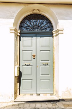 Eski bir ev renkli ön kapıdan