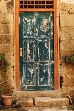 Eski bir ev renkli ön kapıdan