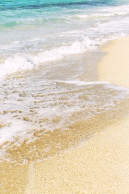 Sandy sahil, turkuaz deniz, dalga