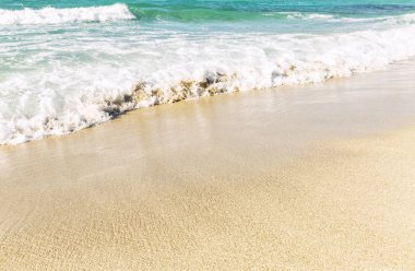 Sandy sahil, turkuaz deniz, dalga