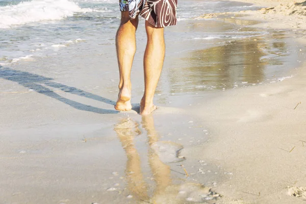 Los Pies Hombre Caminando Por Arena Orilla Del Mar — Foto de Stock