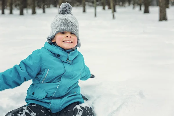 Маленький Хлопчик Грає Снігу Сміється — стокове фото