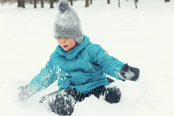 Menino Brincando Neve Rindo Paisagem Inverno — Fotografia de Stock