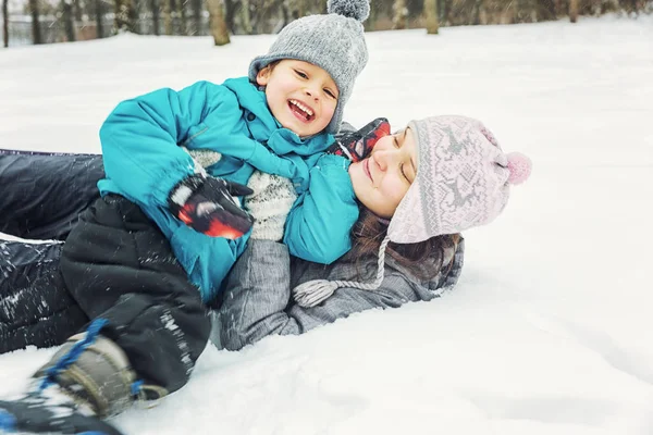 Mãe Pequeno Filho Brincando Neve Paisagem Inverno — Fotografia de Stock