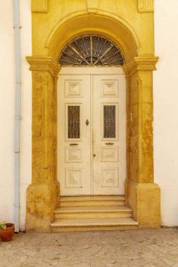 Çok renkli parlak eski ahşap kapı