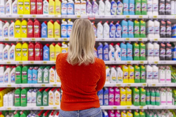 Mujer Joven Elige Productos Escaparate Supermercado —  Fotos de Stock