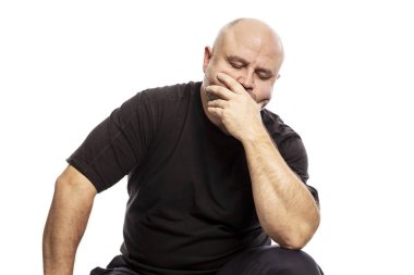 Ciddi düşünceli kel adam