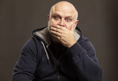 Kel adam yakın güler