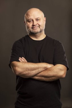 Kel adam yakın güler