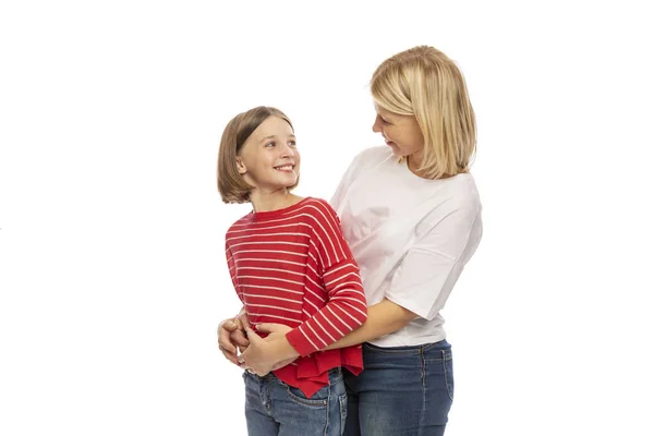 Mutter Und Tochter Umarmen Und Lachen Isoliert Auf Weißem Hintergrund — Stockfoto