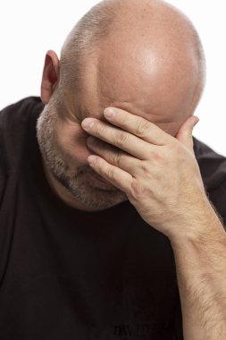 Kel bir adamın düşündüğü kaplı yüzünü elleriyle, yakın çekim