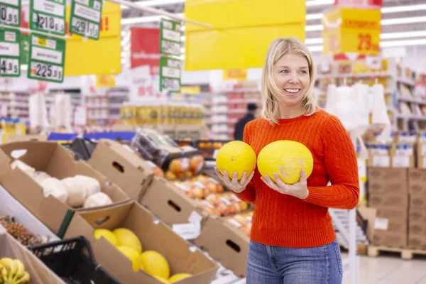 Jovem Com Melões Suculentos Supermercado — Fotografia de Stock